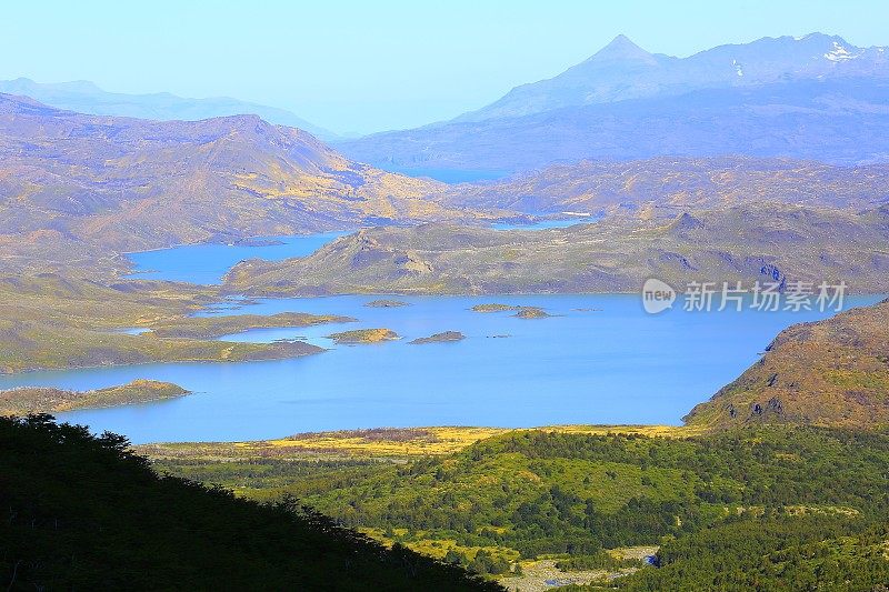 佩霍湖日出-托雷斯·德尔·潘宁山丘，巴塔哥尼亚荒野