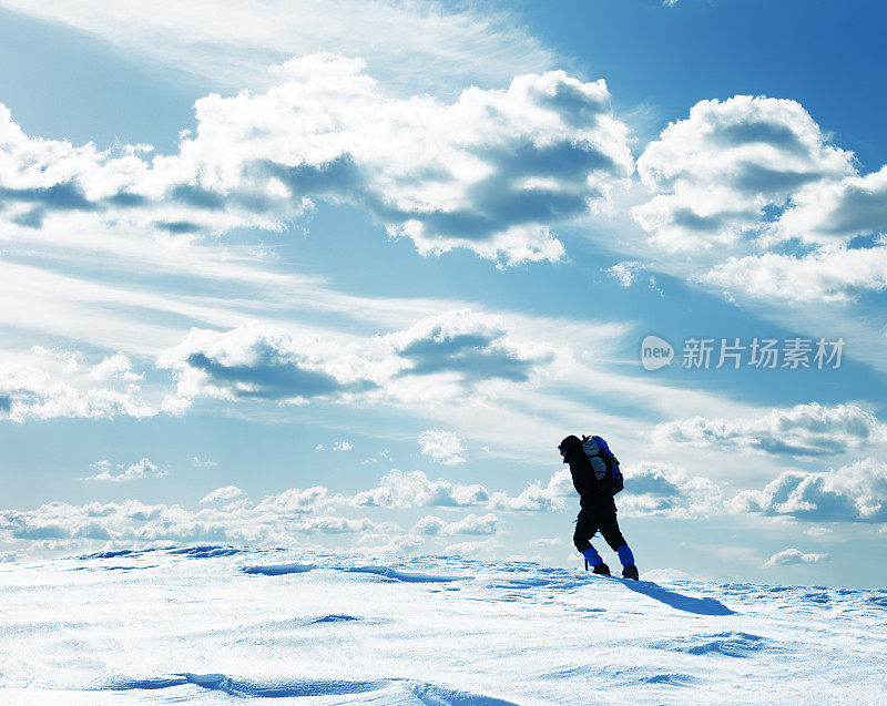 山脊上的登山家