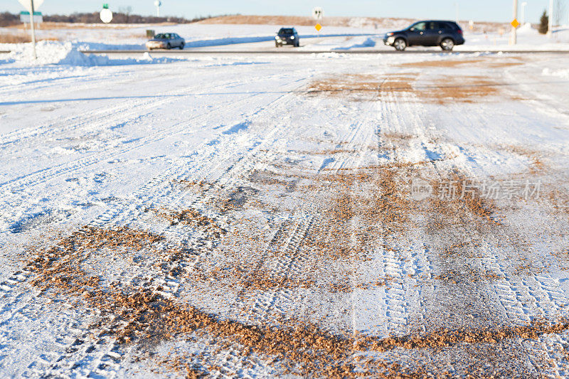 新铲雪和沙子附近的街道十字路口