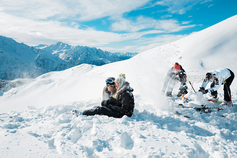 在山顶打雪仗