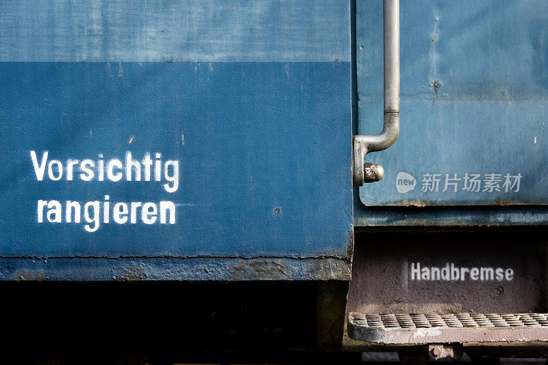 有德文铭文的旧火车车厢