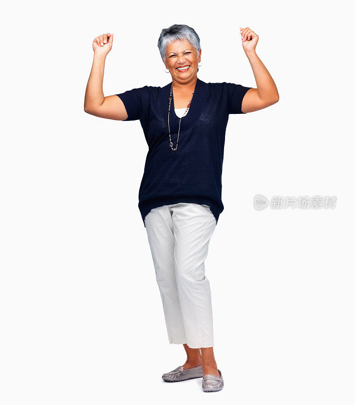 一个全身的年长妇女微笑白色的双手举起