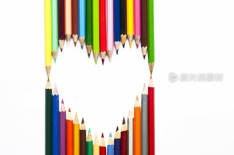 用彩色铅笔做成的心框