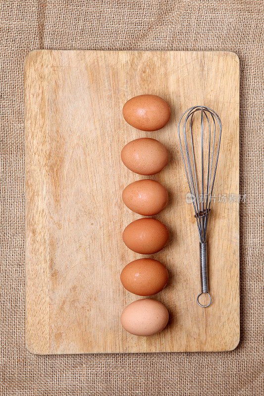 鸡蛋放在砧板上，打蛋器