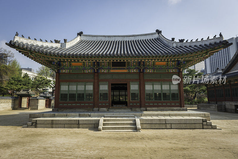 韩国首尔的传统木塔大厅有着华丽的屋檐