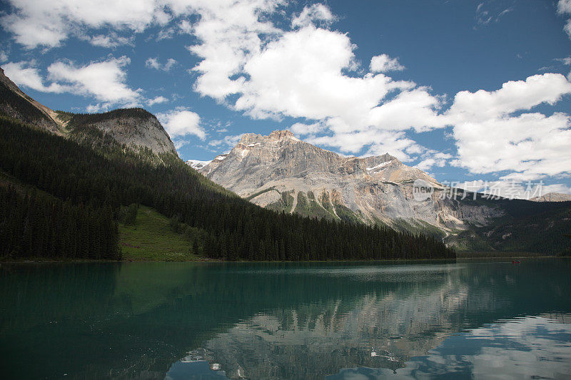 加拿大落基山脉的弓湖