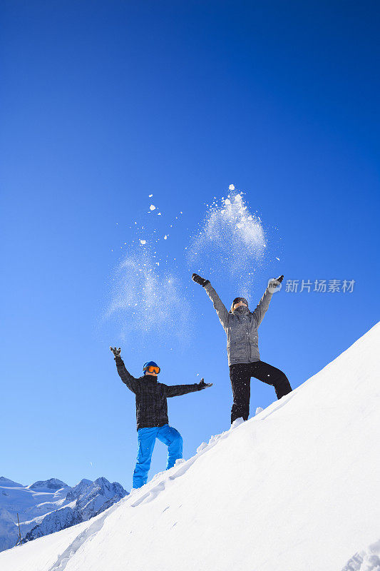 冬季运动玩少年男孩和女孩滑雪者享受