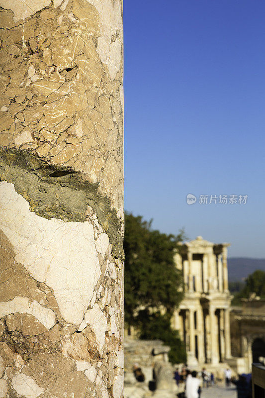 以土耳其以弗所为背景的Celsus图书馆柱