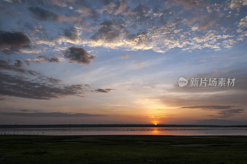 恩杜图湖的日出，坦桑尼亚，非洲