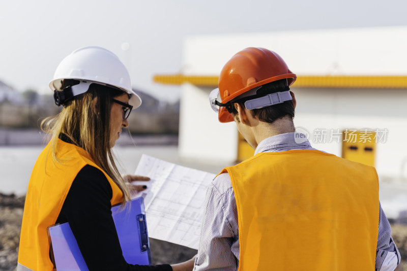 建筑工地的建筑师和工程师