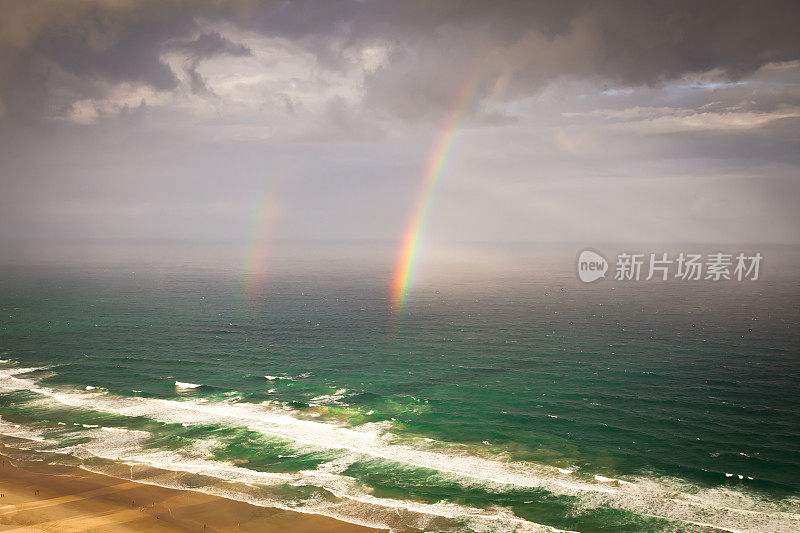 海滩上的阵雨和彩虹