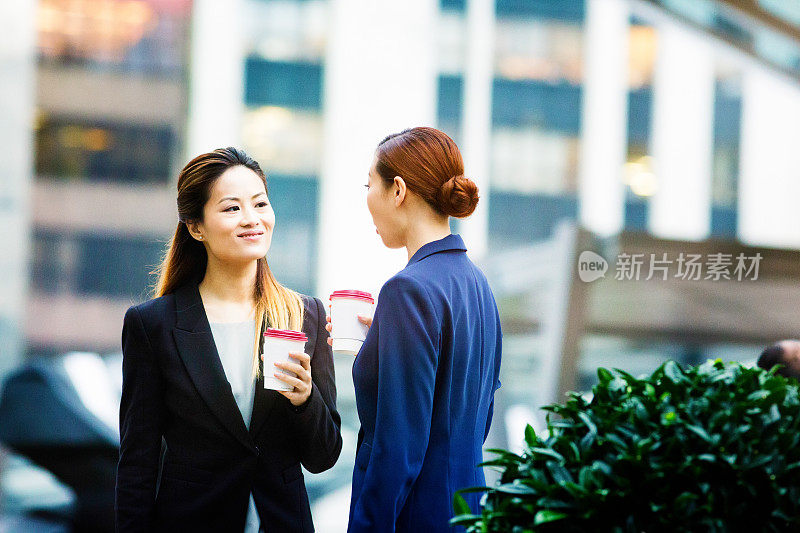 两位女同事在香港喝咖啡休息