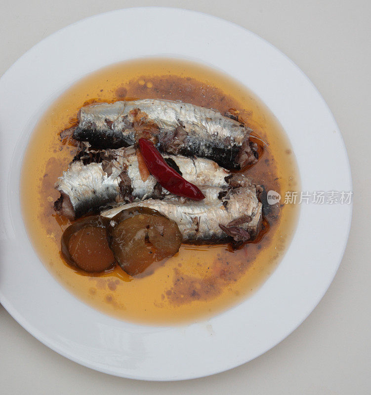橄榄油调味的葡萄牙沙丁鱼