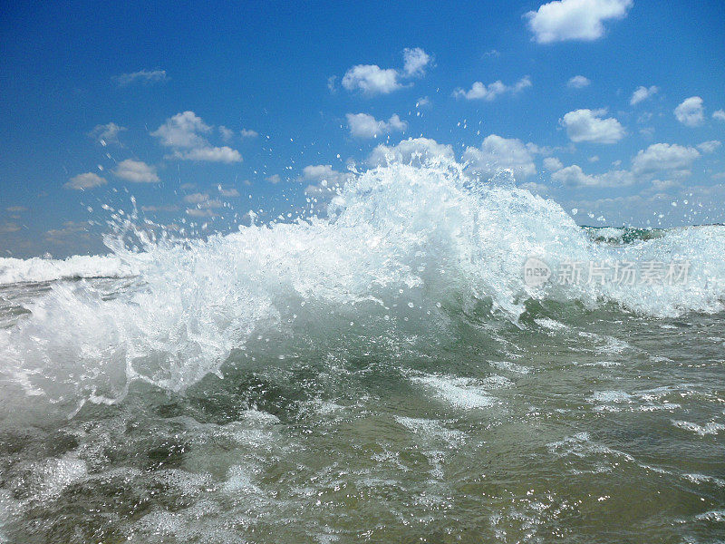 波涛汹涌的海面