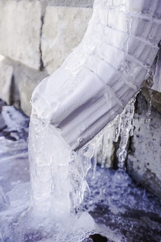 在暴风雪中，水管里的水变成了冰