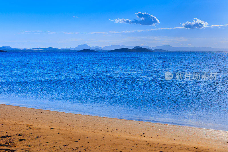 碧绿的海水冲刷着沙滩