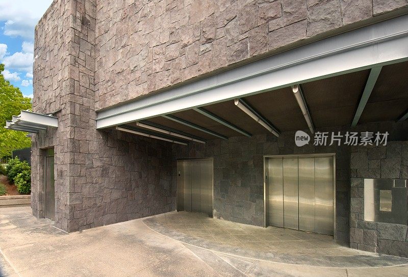 现代石材建筑Façade，悬臂屋顶，钢电梯门，3XL