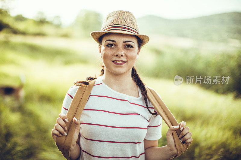 有雀斑的徒步旅行者女孩