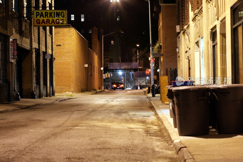 布鲁克林高地上的豪华轿车在夜晚被遗弃的后街