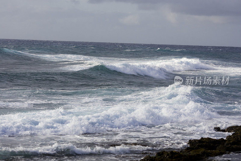 海浪拍打着海浪