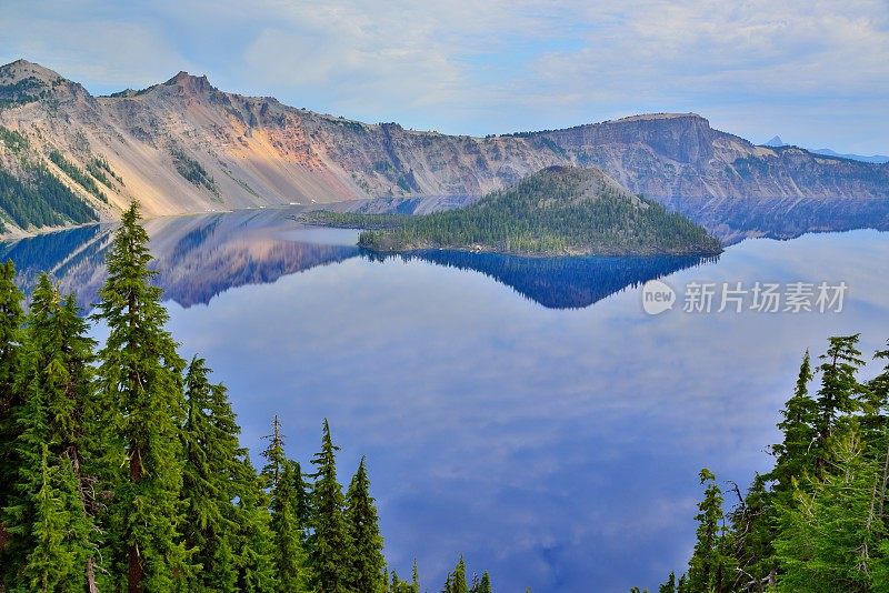 位于火山口湖国家公园的巫师岛