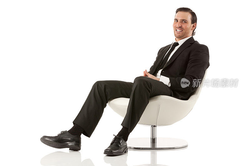 快乐的商人坐在椅子上