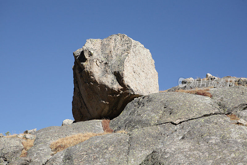 悬崖上的巨石