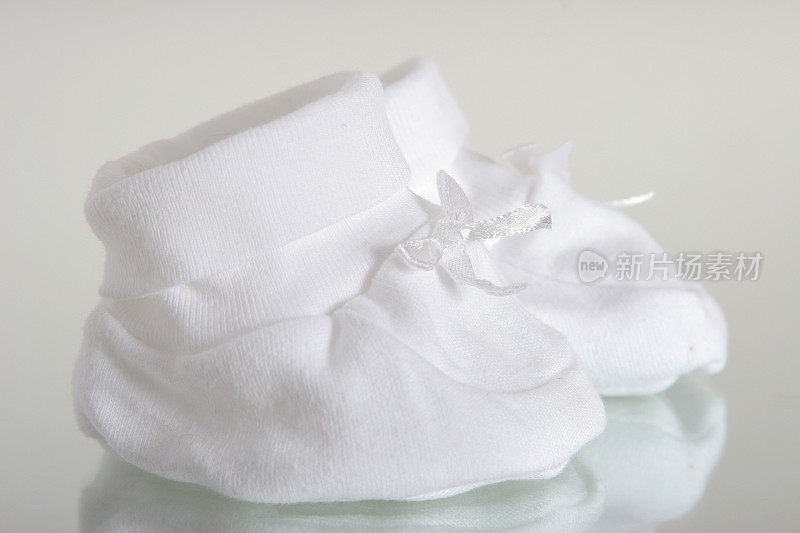 一双白色的婴儿鞋