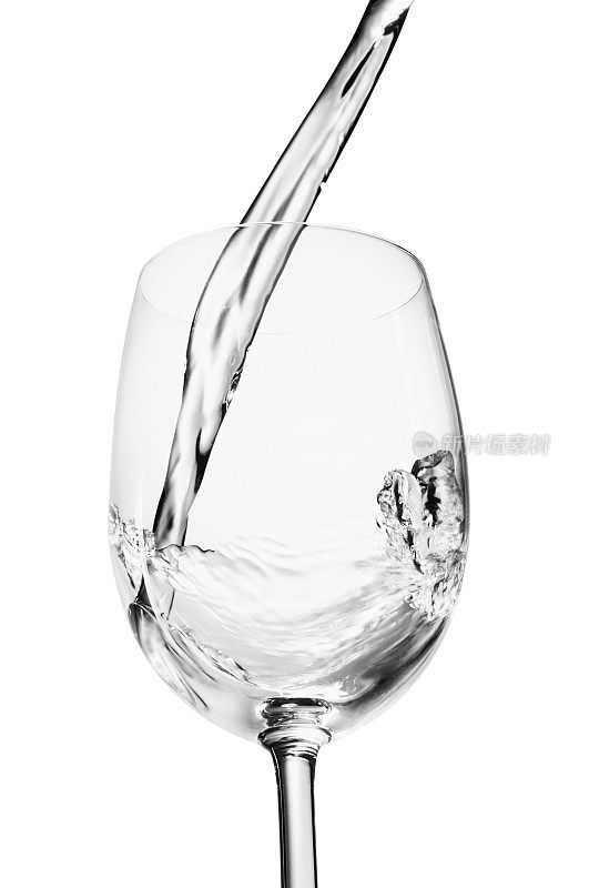 水倒入白色背景的透明葡萄酒杯中