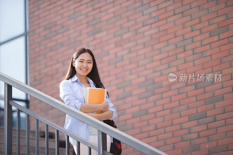 校园里的亚裔女学生