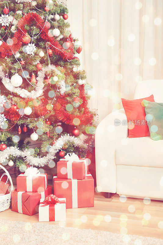 圣诞树和圣诞礼物盒在家庭内部
