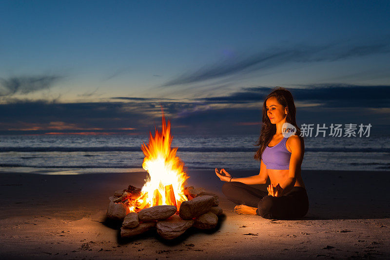 在温暖的炉火旁做瑜伽的女人