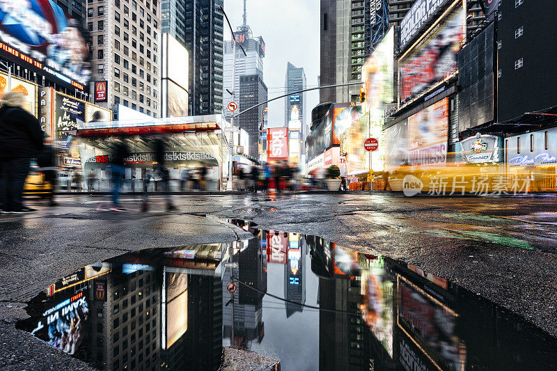 交通和人在时代广场-雨天