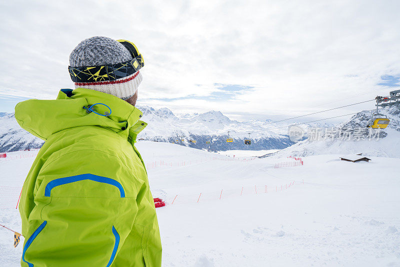年轻人在滑雪坡上看风景