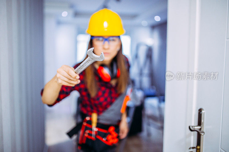 女性建筑工人在家