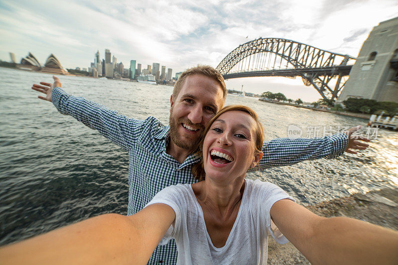 年轻夫妇与悉尼天际线的自画像