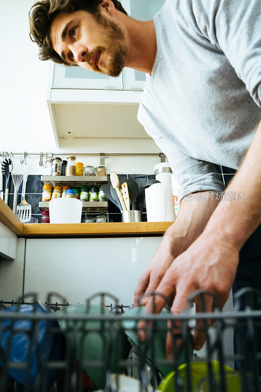 男人在家里装洗碗机