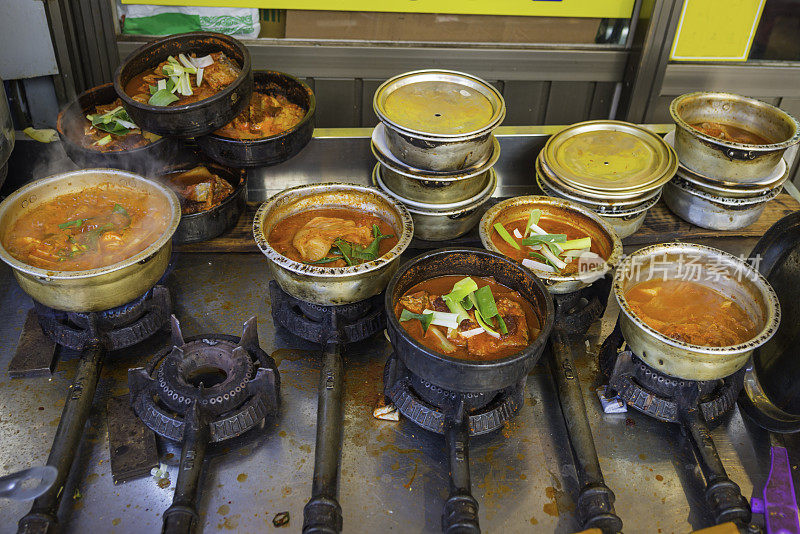传统的韩国街头美食烹饪和户外烧烤首尔韩国