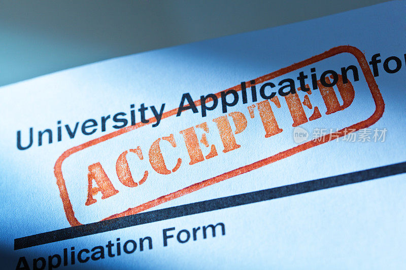 大学申请录取通知书，并加盖公章