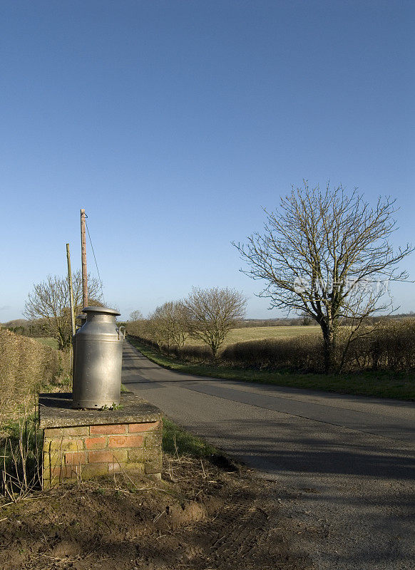 英格兰，带牛奶搅拌器的乡村路