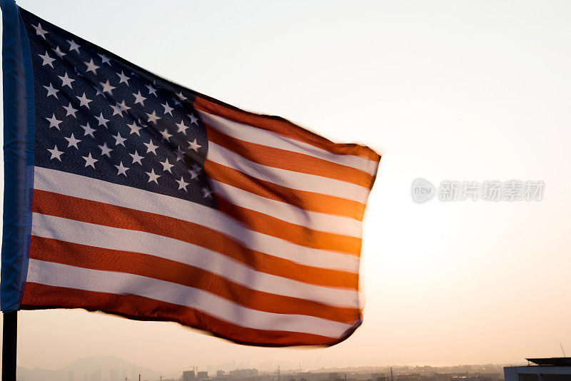 夕阳中飘扬的美国国旗