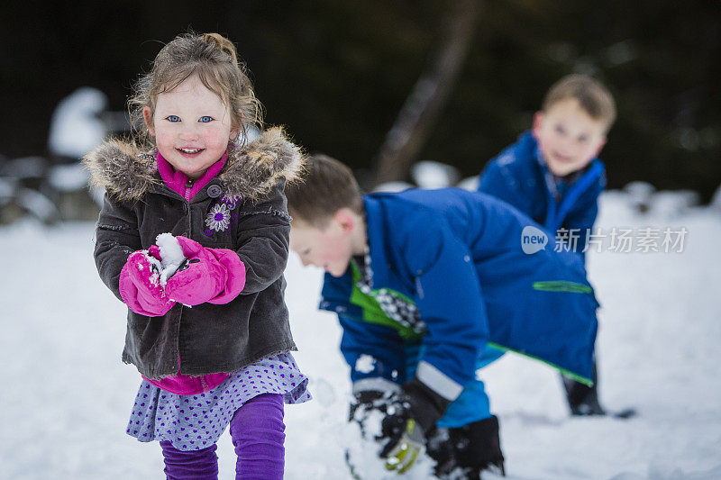 孩子们在外面的雪地里玩耍。