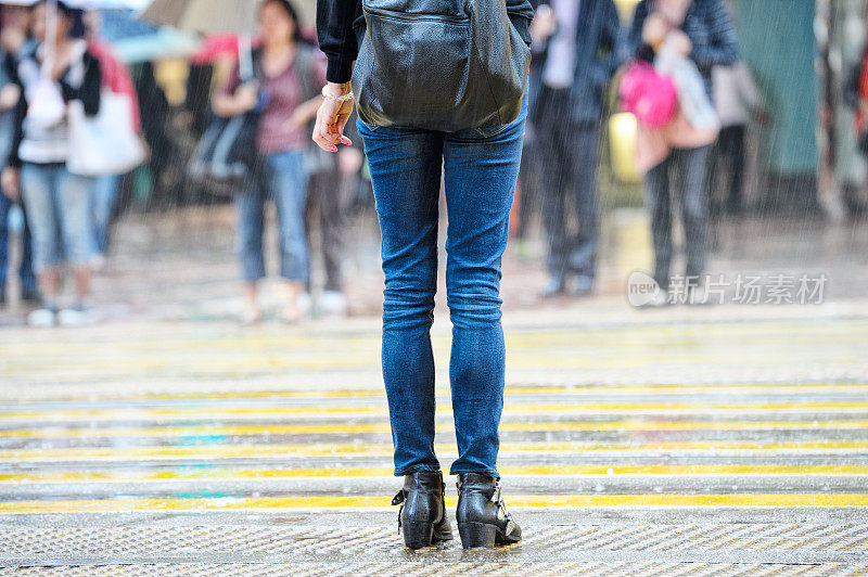 香港街头有人，下大雨