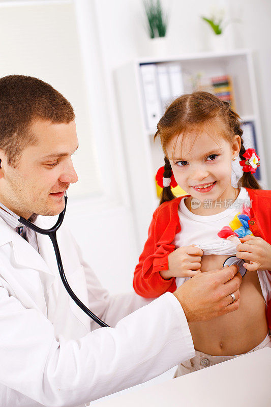 医生正在检查小女孩。