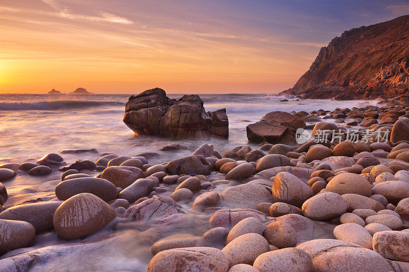 日落时分的岩石海滩，波思南文，英格兰康沃尔