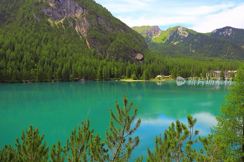 阿尔卑斯山绿松石布拉格湖(拉戈迪布雷斯)，田园诗般的景观附近雄伟的Seekofel阿尔卑斯山谷，戏剧性的意大利南泰洛白云石雪山全景，意大利
