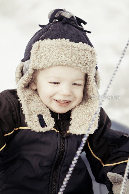 男孩戴着冬天的帽子。