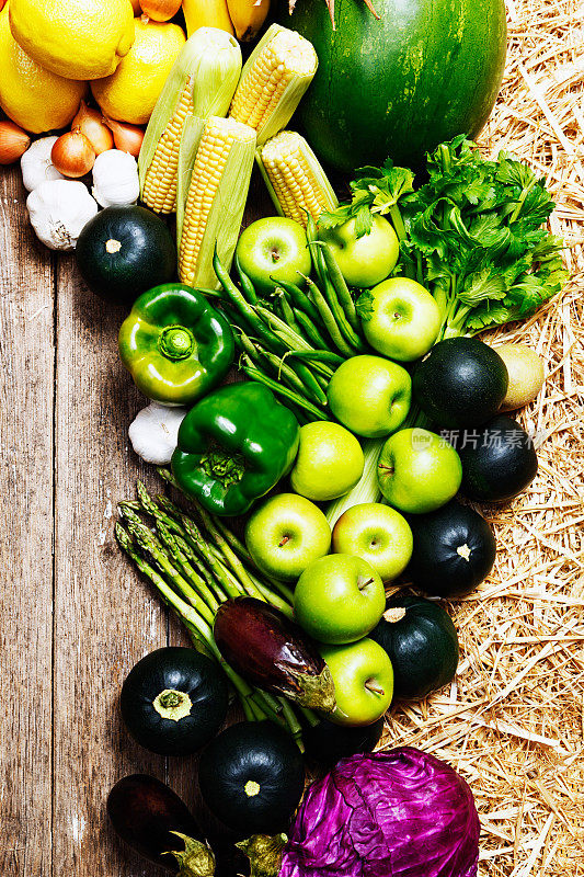 农贸市场上各种丝带状蔬菜