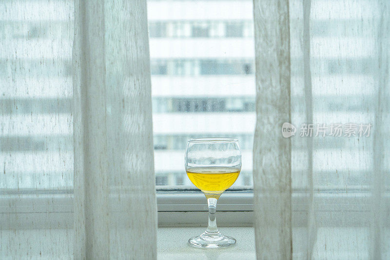 鸡尾酒在窗台上