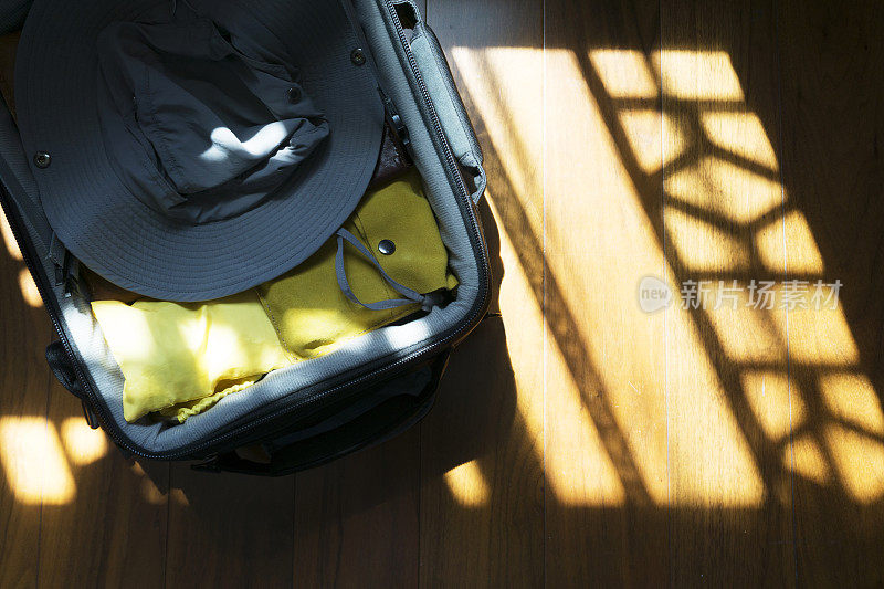 阳光下的地板上放着行李